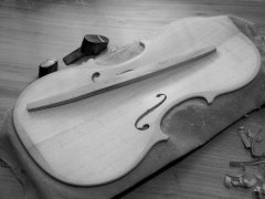 ajustage de la barre d'harmonie - Thomas Billoux Luthier